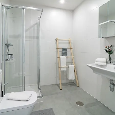 Apartment Jg54a- Modern With Views *